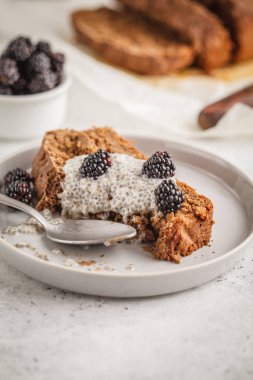 Çikolata vegan kek chia puding ve böğürtlen, beyaz arka plan ile. Temiz yemek kavramı.