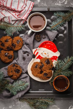 Çikolata ve kakao raf, gri arka plan üzerinde ile Noel tatlılar. Noel arka plan kavramı.