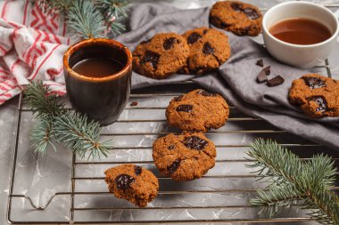 Çikolata ve kakao, gri arka plan ile Noel tatlılar. Noel arka plan kavramı.