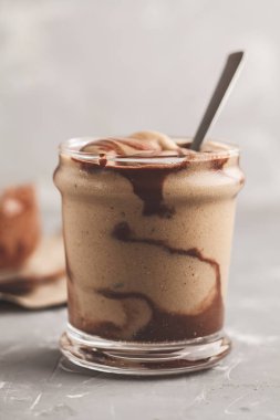 Vegan çikolatalı dondurma cam kavanozda. Sağlıklı tatlı. Temiz yemek kavramı.