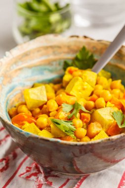 Vegan nohut Hindistan cevizi sütü ve kişniş sebzeler ile köri. Temiz yemek kavramı.