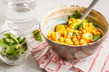 Vegan nohut Hindistan cevizi sütü ve kişniş sebzeler ile köri. Temiz yemek kavramı.