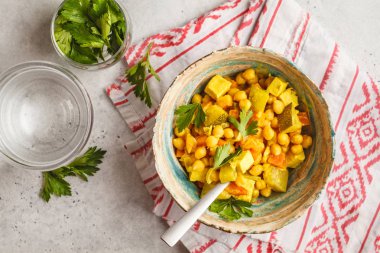 Vegan nohut Hindistan cevizi sütü ve kişniş sebzeler ile köri. Temiz yemek kavramı.
