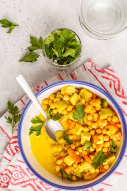 Vegan nohut Hindistan cevizi sütü ve kişniş sebzeler ile köri. Temiz yemek kavramı.