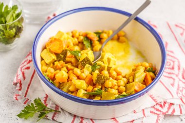 Vegan nohut Hindistan cevizi sütü ve kişniş sebzeler ile köri. Temiz yemek kavramı.