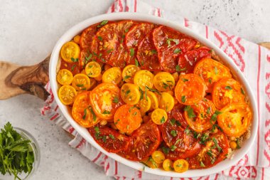 Domates vejetaryen pasta nohut ve beyaz tabak maydanoz ile. Vegan sağlıklı gıda. Temiz yemek kavramı.