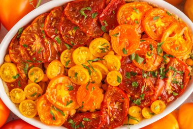 Domates vejetaryen pasta nohut ve beyaz tabak maydanoz ile. Vegan sağlıklı gıda. Temiz yemek kavramı.