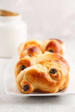 Geleneksel İsveç safran buns (lussebulle veya lussekatt), beyaz arka plan, Avrupa kahvaltı.