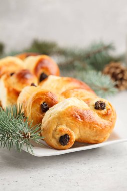 Geleneksel İsveç Noel safran buns (lussebulle veya lussekatt). İsveçli Noel. Beyaz arka plan, Noel dekorasyon.