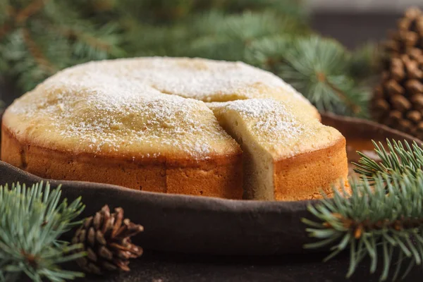 Geleneksel Noel kek, Noel süsleri, koyu arka plan. Noel tatlı kavramı.