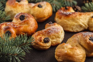 Geleneksel İsveç Noel safran buns (lussebulle veya lussekatt). İsveçli Noel. Koyu arka plan, Noel dekorasyon.
