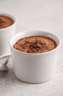 Çikolata köpük (sufle) üzerinden aquafaba. Vegan nohut tatlı. Temiz yemek kavramı.