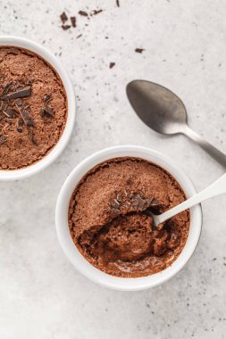 Çikolata köpük (sufle) üzerinden aquafaba. Vegan nohut tatlı. Temiz yemek kavramı.