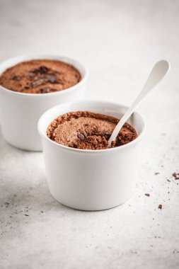 Çikolata köpük (sufle) üzerinden aquafaba. Vegan nohut tatlı. Temiz yemek kavramı.