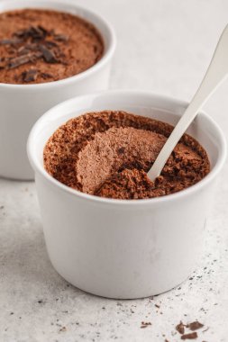 Çikolata köpük (sufle) üzerinden aquafaba. Vegan nohut tatlı. Temiz yemek kavramı.