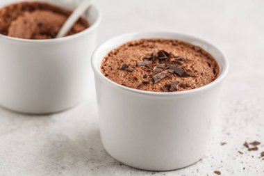 Çikolata köpük (sufle) üzerinden aquafaba. Vegan nohut tatlı. Temiz yemek kavramı.