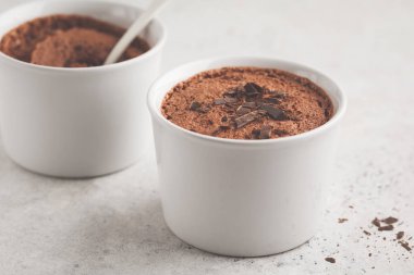Çikolata köpük (sufle) üzerinden aquafaba. Vegan nohut tatlı. Temiz yemek kavramı.