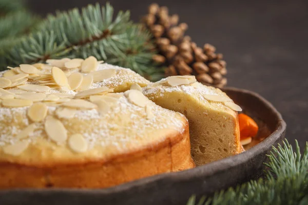 Traditionell Jul Norska Mandel Tårta Julpynt Mörk Bakgrund Jul Dessert — Stockfoto