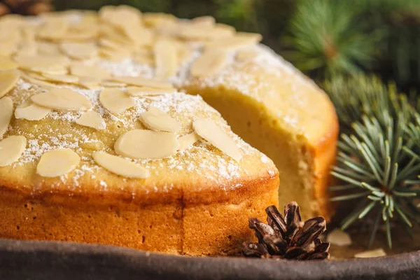 Geleneksel Noel (Norveç) badem pastada Noel süsleri, koyu arka plan. Noel tatlı kavramı.