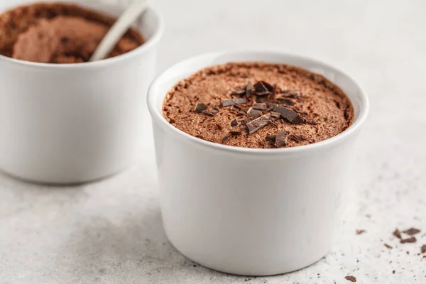 Aquafaba からチョコレートのムース スフレ ビーガンひよこ豆のデザート きれいな概念を食べる — ストック写真