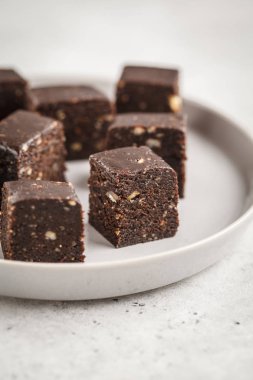 Çikolata fındık helva tatlım, beyaz arka plan ile. Sağlıklı vegan gıda kavramı.