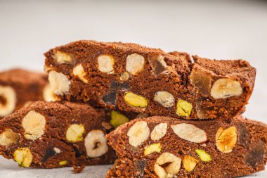 İtalyan tatlı panforte fındık, çikolata ve şekerlenmiş meyve. Beyaz arka plan, İtalyan tatlı kavramı.