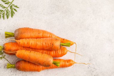 Beyaz bir arka plan üzerinde çiğ havuç. Temiz yemek kavramı.
