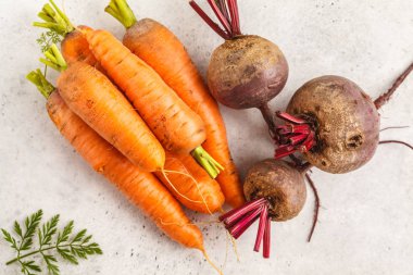 Çiğ havuç ve pancar beyaz zemin üzerinde. Temiz yemek kavramı.