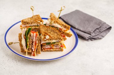 Et, sebze ve peynir club sandviç beyaz tabak, beyaz arka plan üzerinde.