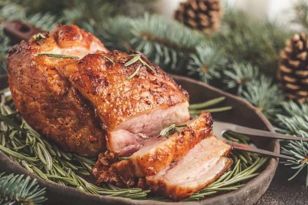 Weihnachtsgebäck Schinken Mit Rosmarin Weihnachtstisch Weißer Hintergrund Fichtenzweige Ringsum Frontansicht — Stockfoto