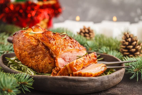 Weihnachtsgebäck Schinken Mit Rosmarin Weihnachtstisch Festliches Hintergrundkonzept Fichtenzweige Ringsum Frontansicht — Stockfoto