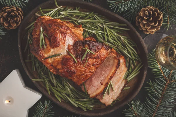 Weihnachtsgebäck Schinken Mit Rosmarin Weihnachten Hintergrund Draufsicht — Stockfoto