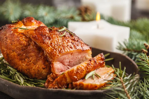 Daging Babi Ham Natal Panggang Dengan Rosemary Meja Natal Konsep — Stok Foto