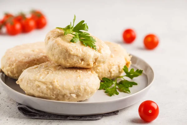 Tavuk göğsü beyaz tabak, beyaz arka plan üzerinde buhar. Protein spor diyet gıda kavramı.
