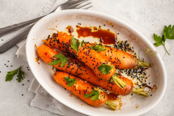 Целые Молодые Морковь Запеченные Азиатским Соусом Кунжутное Белое Блюдо Вид — стоковое фото