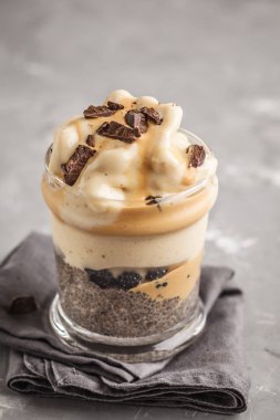 Vejetaryen Kahvaltı, chia puding ve muz çikolatalı dondurma. Sağlıklı eğilim, vegan kavramı, temiz yemek yeme.