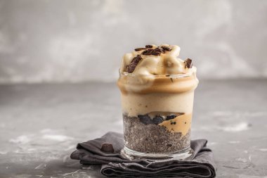 Vejetaryen Kahvaltı, chia puding ve muz çikolatalı dondurma. Sağlıklı eğilim, vegan kavramı, temiz yemek yeme.