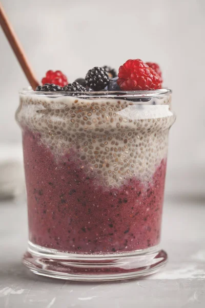 Smoothie Και Chia Πουτίγκα Μούρων Για Πρωινό Ένα Ποτήρι Έννοια — Φωτογραφία Αρχείου