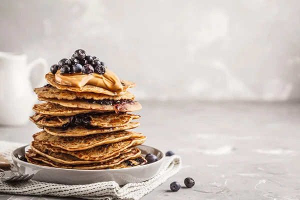 Vegane Blaubeer Pfannkuchen Mit Erdnussbutter Und Sirup Stapeln Cleanfood Konzept — Stockfoto