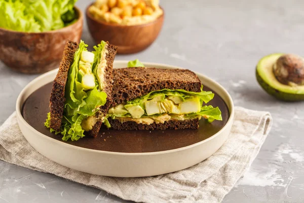 Veganes Grünes Sandwich Mit Hummus Backgemüse Und Avocado Clen Konzept — Stockfoto