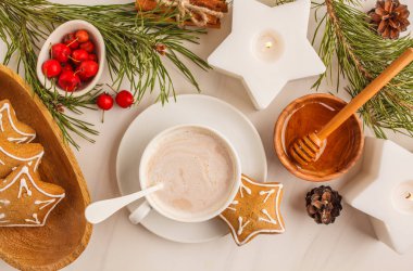 Zencefilli kurabiye ve kakao ile Noel tablo ayarı. Noel kartpostalı. Beyaz arka plan, Noel kavramı.