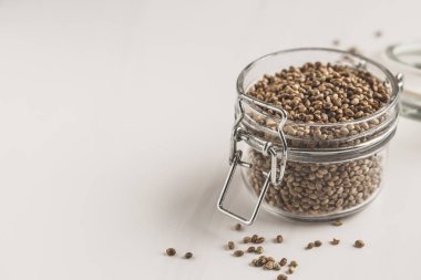 Tedavi edilmemiş kenevir tohumu cam. Superfoods kavramı.