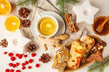 Noel düz farklı ülkeler (panforte, kurabiye ve Noel ekmek) wth tatlılar çay beyaz bir arka plan üzerinde yatıyordu.