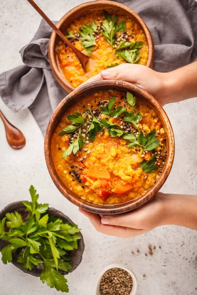 Amarelo Indiano Vegan Sopa Lentilha Curry Uma Tigela Madeira Fundo — Fotografia de Stock