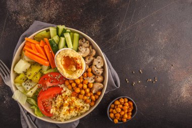 Buda kase sebze, mantar, bulgur, humus ve pişmiş nohut. Koyu arka plan, üstten görünüm. Sağlıklı vegan gıda kavramı.