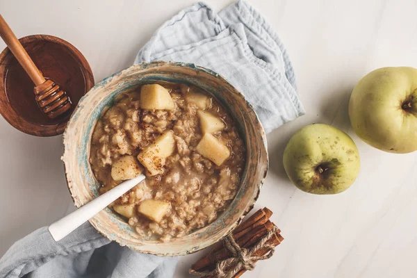 Farina Avena Mele Con Cannella Miele Sfondo Bianco Vista Dall — Foto Stock