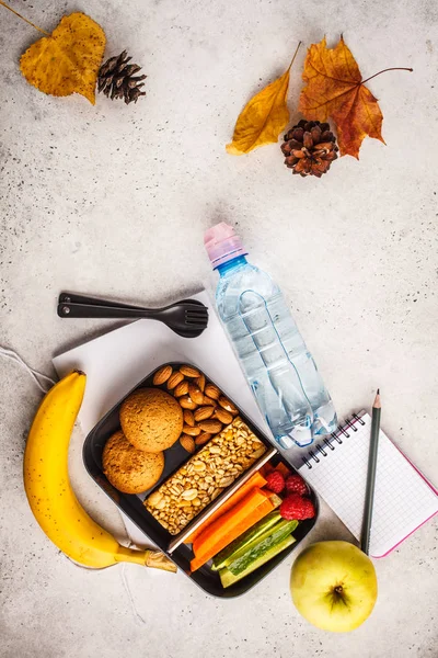 Hälsosam Måltid Prep Behållare Med Mellanmålsstång Frukt Grönsaker Och Snacks — Stockfoto