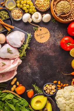 Dengeli beslenme gıda arka plan. Sağlıklı malzemelerle: meyve, sebze, et, hububat ve somunlar karanlık bir arka plan üzerinde ana sayfa görünümü.