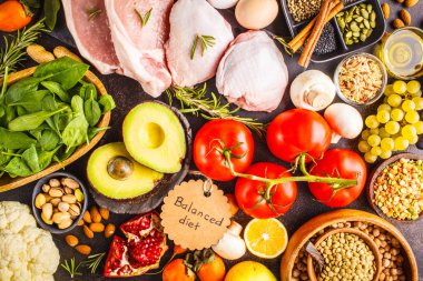 Dengeli beslenme gıda arka plan. Sağlıklı malzemelerle: meyve, sebze, et, hububat ve somunlar karanlık bir arka plan üzerinde ana sayfa görünümü.