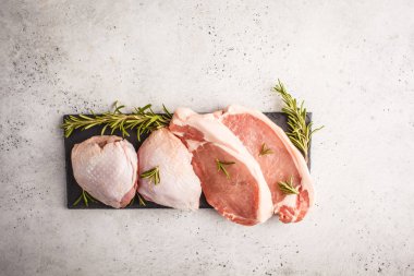 Çiğ tavuk ve domuz etinin barut baharatlar ile. Beyaz arka plan, üstten görünüm, kopya alanı. Gıda arka plan.